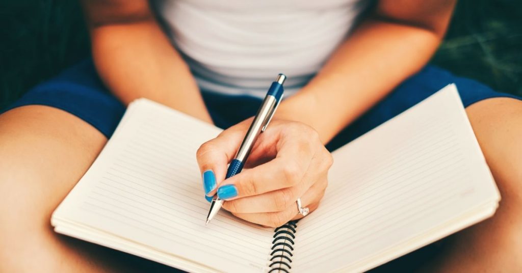 Rustige avond met gedimd licht en lezen
